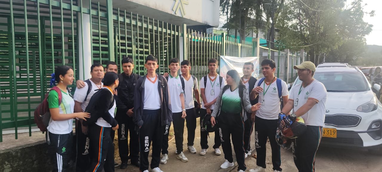 Foto grupal afuera del SENA