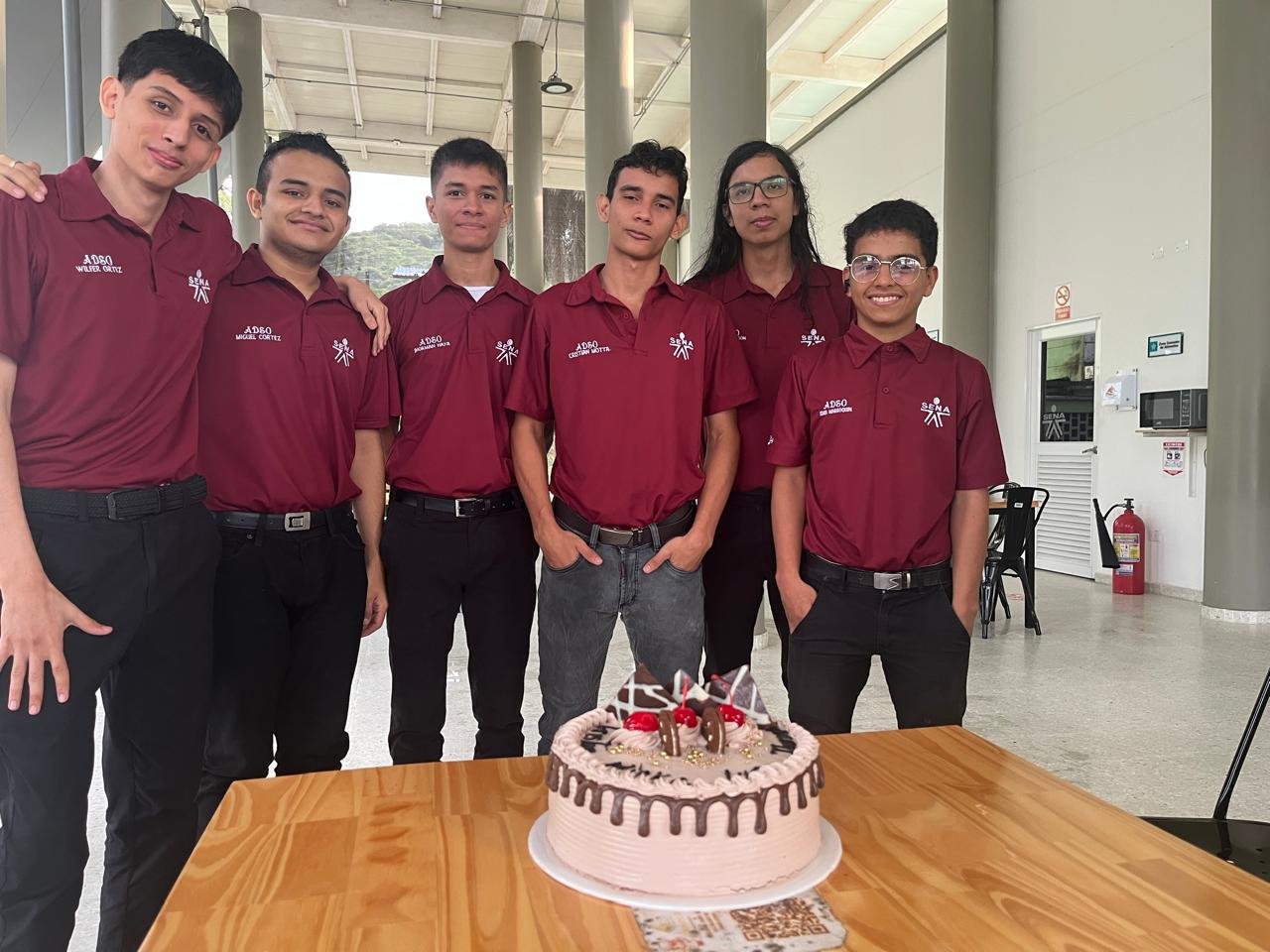 Foto grupal entre compañeros